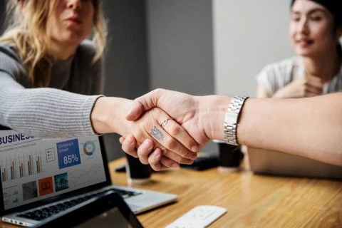 Profilul de firmă care vinde: ce informații trebuie să incluzi pentru a câștiga încrederea clienților