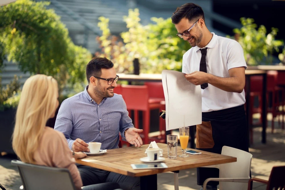 Cum pot restaurantele, saloanele și magazinele locale să obțină mai multe cereri online